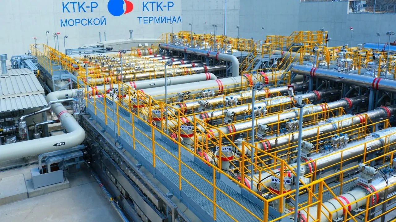 Добыча нефти в Казахстане находится под угрозой сокращения На выносном причальном устройстве ВПУ 3 Каспийского трубопроводного консорциума затянулись ремонтные работы Сейчас из трех причалов работает только один Ремонт второго по предварительным оценкам продлится до 15 декабря что создает риск переполнения хранилищ и может вынудить Казахстан пойти на сокращение добычи Напомним КТК через который проходит около 80 экспорта нефти из Казахстана 29 ноября был атакован украинским дроном В результате выносное причальное устройство ВПУ 2 было серьезно повреждено ВПУ 3 в этот момент находилось на плановом техремонте