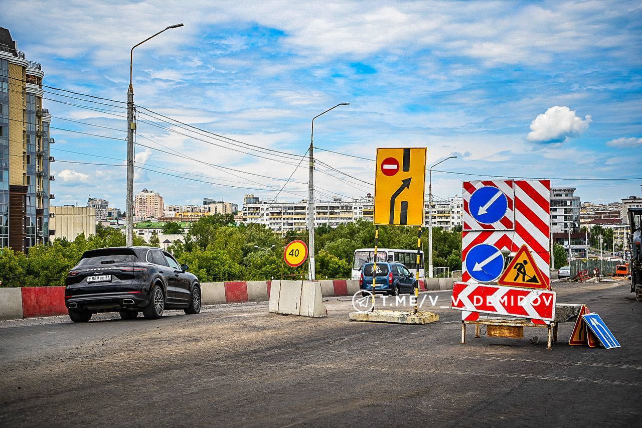 Движение на новом мосту в Белгороде ограничат, но не закроют 28 и 29 июня здесь будут введены временные ограничения движения: полностью перекроют въезд с ул. Железнодорожная на пр. Ватутина и закроют съезд в сторону "Конпрока" с пр. Ватутина на ул. Железнодорожную . По мосту сохранится движение в обе стороны, но только по одной полосе в каждом направлении Мэр Валентин Демидов пояснил, что мера необходима для замены конструктивных слоёв покрытия. Прислать новость