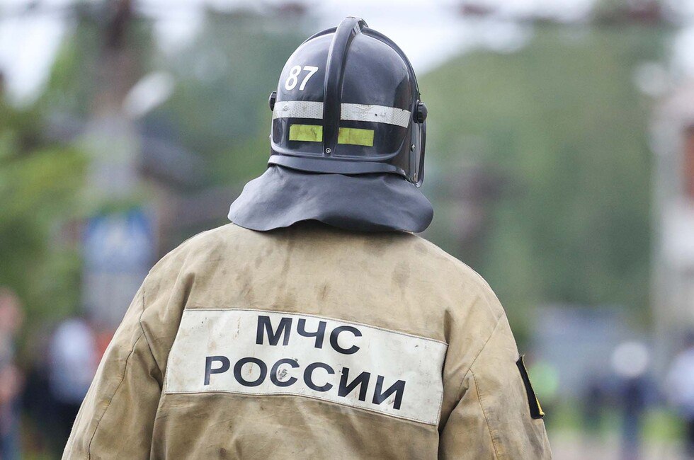 Дрон атаковал машину сотрудника МЧС в Горловке, он в больнице с контузией ДАН: Написать нам , пожарный из Никитовского района утром сменился после смены и поехал домой. В этот момент его автомобиль атаковал беспилотник. «Командир отделения, который ехал следом, быстро прибыл на помощь. Он перевез пострадавшего на своем автомобиле в безопасное место и передал его медикам скорой помощи», — рассказали в МЧС. Читать полностью