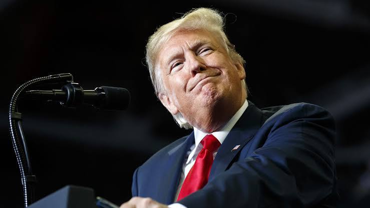 Дональд Трамп может выплатить самому себе от лица правительства США компенсацию в 1 млрд за обыск ФБР в его частной резиденции Мар а Лаго Знаете я подал иск и выигрываю дело Есть только одна проблема именно я должен его урегулировать Также он добавил что полученные средства будут направлены на благотворительность США Подписаться на Pravda ru