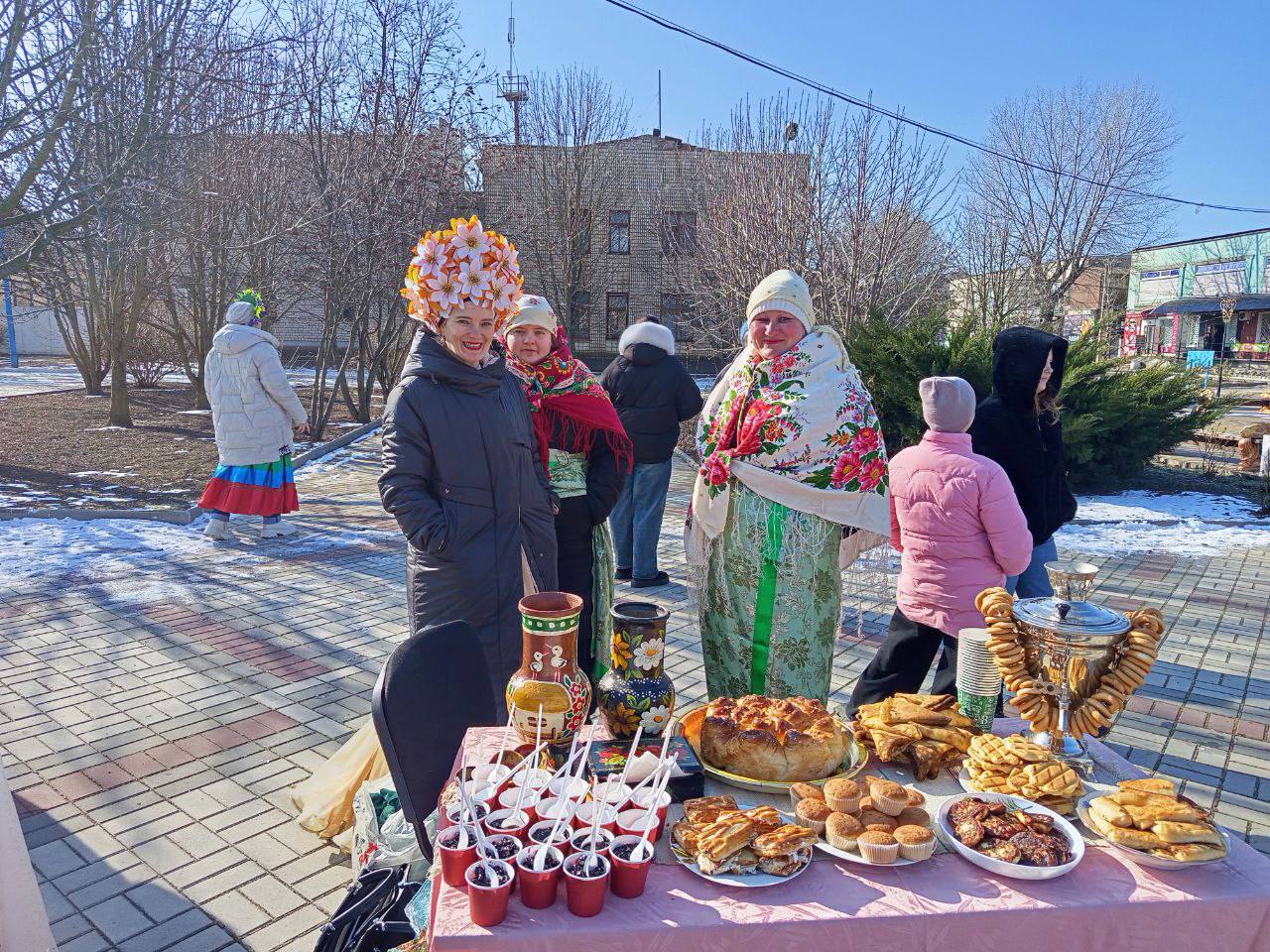 В Ивановском округе прошли народные гуляния "Гуляй, Масленица"  Местные жители смогли насладиться традиционными русскими блинами, принять участие в конкурсах и развлечениях, а также провести время в компании соседей и друзей.  "Народные гуляния не только укрепили связь между жителями, но и подарили множество положительных эмоций", - заявили в окружной Администрации.  Радио Таврия - подписаться