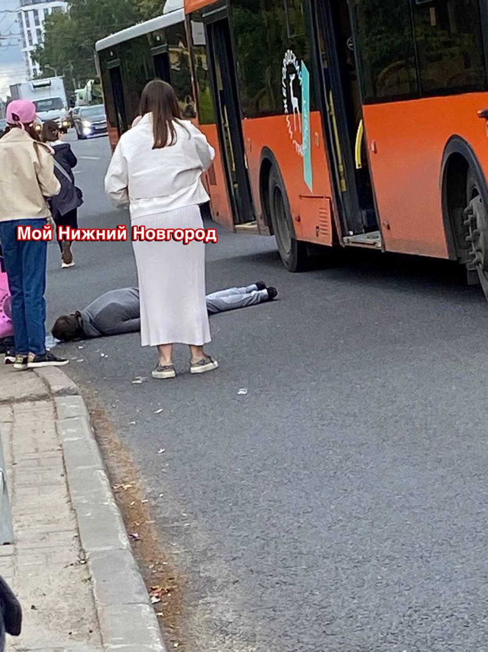 На остановке «Мыза» автобус сбил пьяного пешехода, который ходил по проезжей части.   По словам очевидцев, у мужчины сотрясение и перелом руки.  Подпишись \ Предложи новость