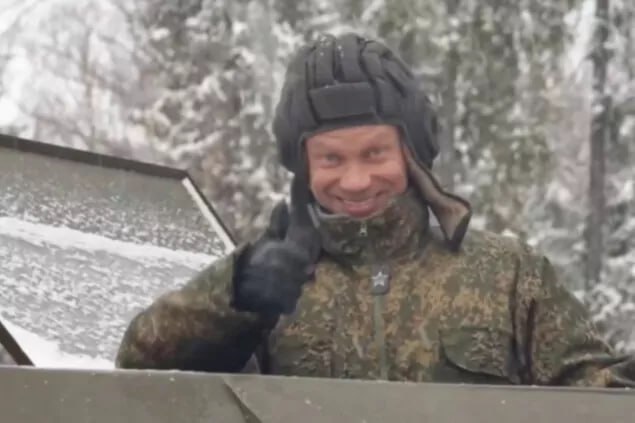 Дмитрий Хрусталев устроил пьяный дебош в самолете Комик и телеведущий попал в скандал на борту самолета а/к «Россия» во время вылета из Калининграда в Москву. Экипажу сообщили о подвыпившем селебрети пассажиры с детьми, зашедшие на борт: их он успел достать еще при выходе из аэропорта на посадку. В итоге юморист смог зайти в самолет лишь с помощью другого пассажира, а на просьбу показать билет начал хамить стюардессе: «Ты, б ть, хорошо подумала? Проведи, б ть, меня до кресла!» Причем кресло у него было в первом ряду бизнес-класса. Однако и его он умудрился перепутать. В итоге экипаж решил снять Хрусталева с рейса. Для этого понадобилась помощь полицейских, а рейс задержался на 3,5 часа.