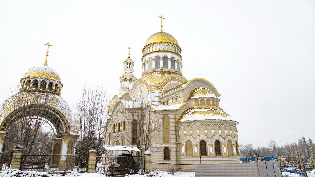 15 декабря состоится освящение храма в честь святой блаженной Ксении Петербургской города Луганска  Об этом сообщается в Telegram-канале Центрального благочиния Луганска.  Богослужение возглавит Высокопреосвященнейший Никандр, митрополит Наро-Фоминский, викарий Святейшего Патриарха Московского и всея Руси, постоянный член Священного Синода Русской Православной Церкви, председатель финансово-хозяйственного управления Московского Патриархата. Также в богослужении примут участие митрополит Луганский и Алчевский Пантелеимон, архиереи и священнослужители Донбасса.  Расписание богослужений: 07:30 – Водосвятный молебен. 08:30 – Часы. 09:00 - Освящение храма. Божественная литургия.