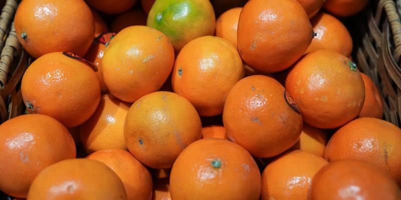 Россияне стали больше потреблять мандаринов Наша страна почти с двухкратным отрывом обошла США Великобританию и Францию по объему импорта мандаринов в 2025 году свидетельствуют данные платформы ООН Comtrade Отмечается что по итогам периода с января по сентябрь 2025 года на Россию пришлась шестая часть мирового импорта мандаринов или около 486 8 тысячи тонн Это составляет 17 от всего мирового мандаринового импорта