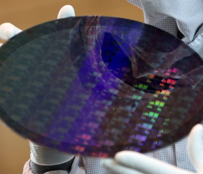 Спрос на чипы TSMC столь велик что клиенты готовы платить двойную цену ради ускорения поставок JPM Ажиотаж вокруг искусственного интеллекта привел к существенному росту спроса на продукцию тайваньского чипмейкера TSMC И текущие производственные мощности компании способны удовлетворить далеко не все потребности клиентов Однако некоторые заказчики не желают мириться с задержками поставок и готовы доплачивать солидные бонусы за ускоренное производство своих чипов