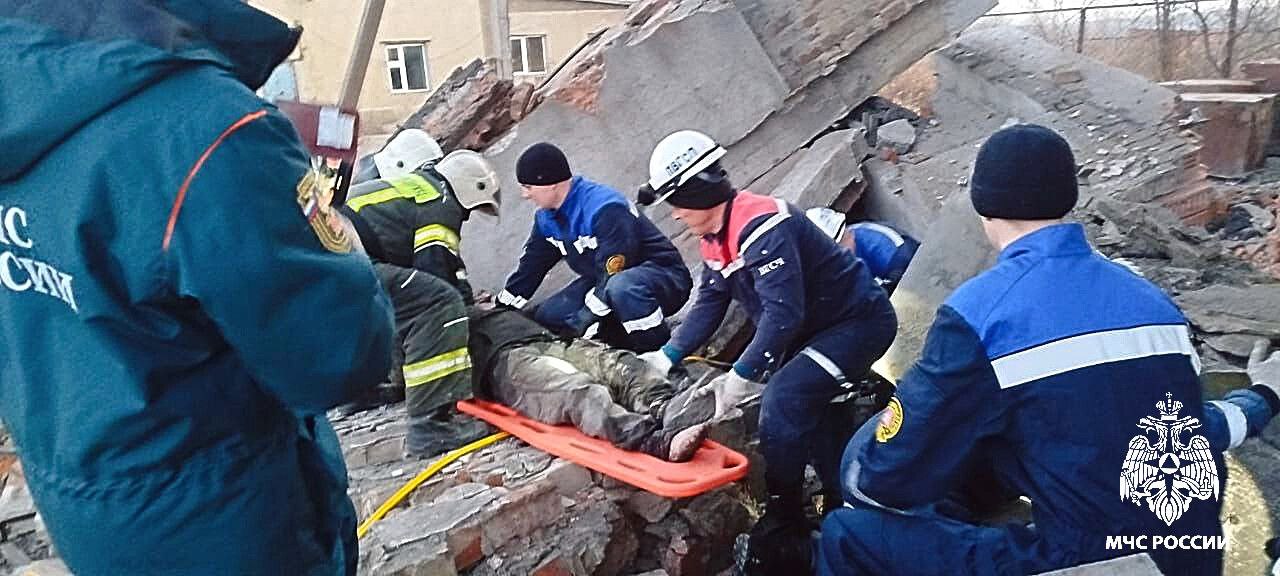 Горноспасатели МЧС России деблокировали пострадавшего мужчину в Октябрьском округе В поселке Липовцы произошло частичное обрушение в частной котельной в результате которого мужчина оказался зажат котлом На помощь пострадавшему были направлены горноспасатели Липовецкого военизированного горноспасательного пункта МЧС России и огнеборцы краевой противопожарной службы Горноспасатели при помощи гидравлического аварийно спасательного инструмента извлекли пострадавшего из завалов и передали его медикам скорой помощи Происшествие произошло сегодня утром mchs vdk Подписывайся на МЧС России в MAX ВК