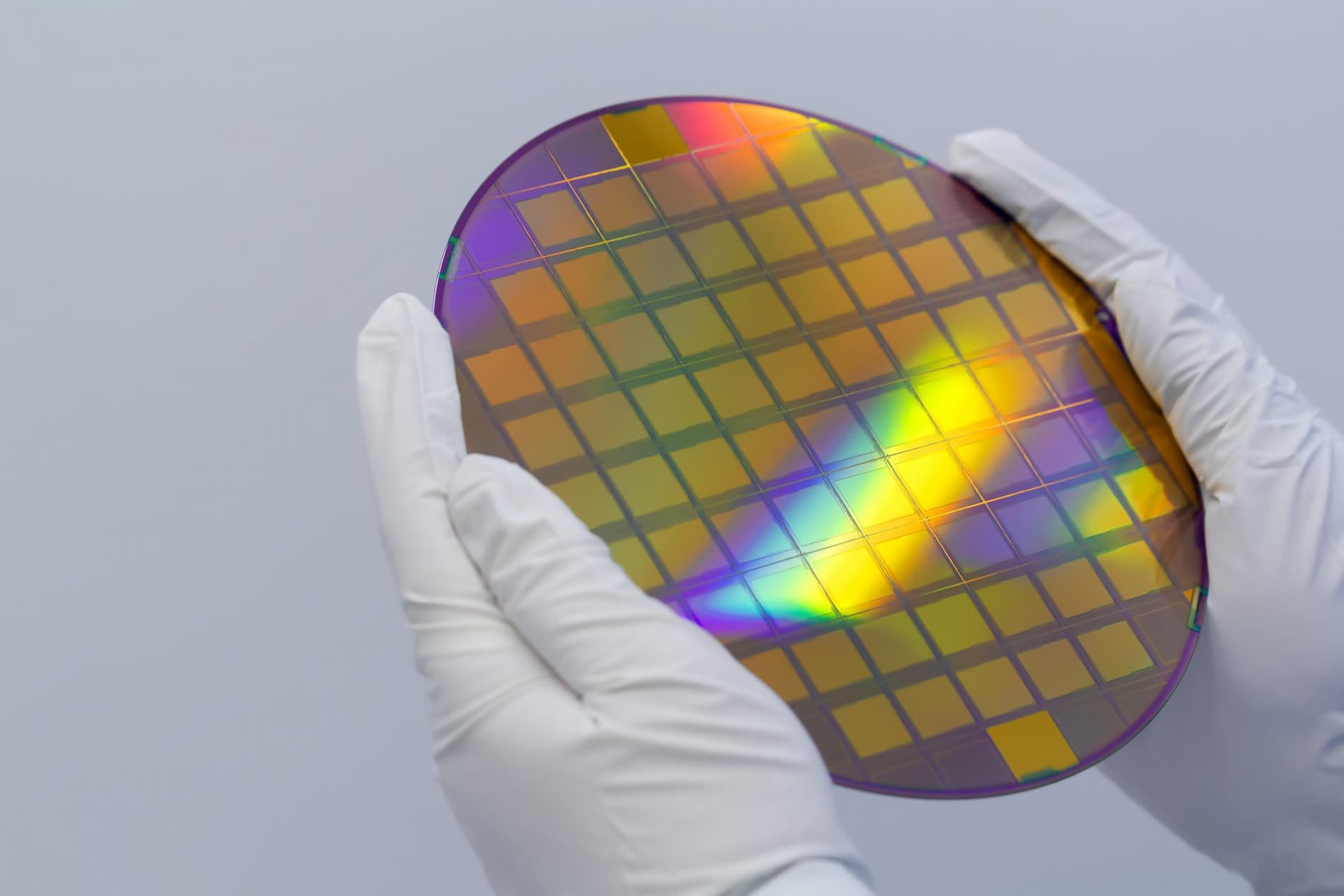 Японские 2 нанометра лучше Intel 18A Инсайдер Kurnalsalts сообщил что 2 нм техпроцесс японской компании Rapidus с кодом 2HP получил плотность 237 31 млн транзисторов на квадратный миллиметр Для сравнения у техпроцесса TSMC N2 плотность 236 17 МТр мм² у Intel 18A 184 21 МТр мм² Правда у Intel несколько другой подход компания планирует соблюсти баланс между производительностью и нагревом к тому же Intel 18A больше предназначен для внутренних нужд Rapidus же контрактный производитель и тестовое производство чипов по 2 нм техпроцессу начал в июле 2025 года и пока находится на стадии индивидуальной обработки пластин Мой Компьютер