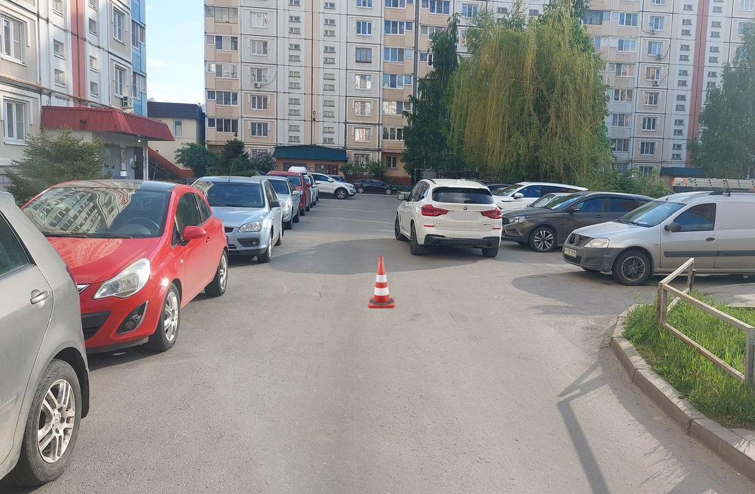 Вчера вечером во дворе на улице Бунина сбили 7-летнего ребёнка. Мальчик выбежал на дорогу из-за припаркованных машин, когда там проезжал 50-летний мужчина на «БМВ». С травмами ребёнка доставили в больницу и после оказания помощи отпустили домой. Подпишись на «Липецк №1»