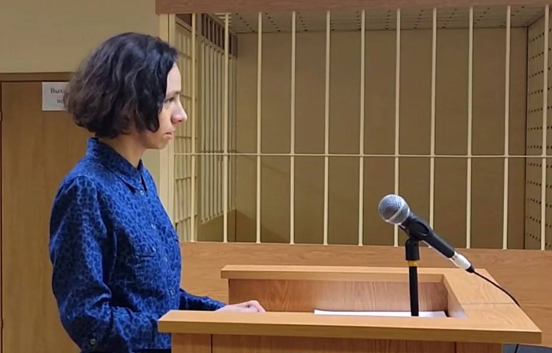 В Питере начался суд над уроженкой Барнаула Мариной Кохал которую подозревают в расчленении мужа рэпера Энди Картрайта Прокуратура требует для Кохал 13 лет колонии общего режима по статьям Убийство и Надругательстве над телом умершего сообщает объединенная пресс служба судов Следствие считает что 24 июля 2020 года Кохал находясь в квартире на Невском проспекте ввела своему супругу инъекцию препарата от которого у жертвы развились шоковое состояние а также гипоксия Мужчина скончался Чтобы скрыть преступление подсудимая ножом и пилой расчленила труп уничтожила часть внутренних органов а также подвергла остатки трупа воздействиям низких температур влажной среды и поваренной соли Кохал уже призналась в расчленении но утверждает что убийство не совершала Прислать новость Barnaul 22 в LO Участвуй в РОЗЫГРЫШЕ