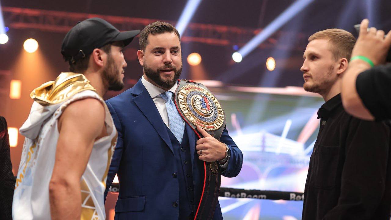 Всеволод Шумков проведёт бой за титул чемпиона мира IBA  Боксер RCC Boxing Всеволод Шумков из Каменска-Уральского получил бой за пояс Международной федерации бокса IBA. 28 сентября в Баку его ждет чемпионское противостояние против Миразизбека Мирзахалилова из Узбекистана. 10-раундовый бой станет главным событием профессионального турнира по боксу «Ночь чемпионов IBA».   И Шумков, и Мирзахалилов имеют серьезные достижения в олимпийском боксе. В этом году Всеволод стал чемпионом Европы, а в прошлом взял бронзу чемпионата мира. Его соперник был обладателем мирового золота 2019 года и сильнейшим боксером Азии.   Фото — Пресс-служба IBA