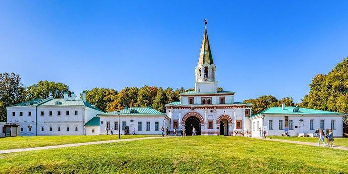 На развитие культурной инфраструктуры Москвы в 2026 году выделено 303 6 млрд рублей Об этом в своих социальных сетях сообщил мэр Москвы Сергей Собянин На развитие и укрепление материально технической базы учреждений культуры в 2026 году планируется направить 104 7 млрд рублей Это позволит провести капитальный и текущий ремонт в театрах музеях библиотеках и культурных центрах приобрести оборудование Также в 2026 году продолжится благоустройство парков включая Парк Горького Сокольники и музей заповедник Коломенское