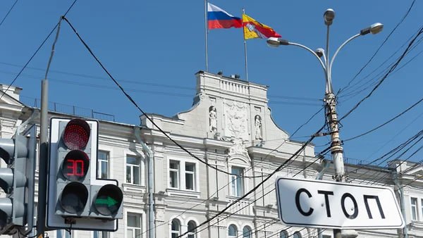Силовики снова обыскивают строительный блок мэрии Воронежа Сотрудники оперативных органов проводят обыски в управлении строительной политики мэрии города по уголовному делу руководителя управления Евгения Шишкина и главы дирекции единого госзаказчика Александра Кима, которых обвиняют в хищении более 37 млн руб. при реконструкции Петровской набережной. Фото: Олег Харсеев/Коммерсантъ Подписывайтесь на «Ъ-Черноземье»