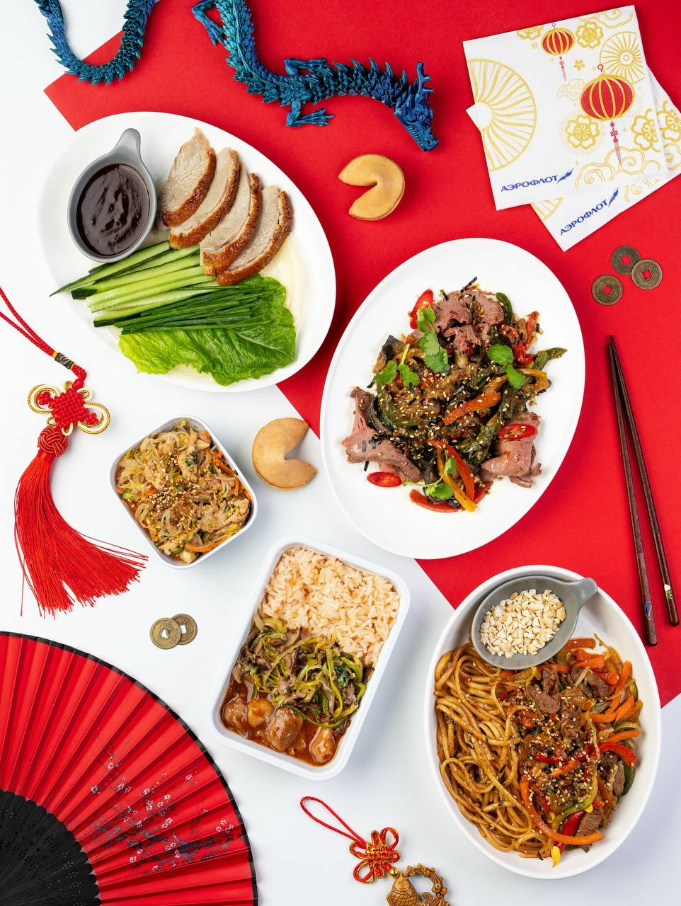 Аэрофлот отметит Китайский Новый год на борту 17 февраля пассажиров всех собственных рейсов авиакомпании вылетающих из Москвы ожидает необычное праздничное меню с блюдами китайской кухни В классе Бизнес пассажирам на рейсах продолжительностью свыше 7 часов предложат утку с мандаринскими блинчиками овощами и соусом хойсин На рейсах длительностью до 7 часов часов путешественники попробуют закуску из жареных баклажанов и говядины с кинзой и перцем чили На рейсах свыше 2 часов в классах Бизнес и Комфорт в качестве мясного горячего блюда на обед будет говядина с яичной лапшой и орехами кешью В обеденном меню классов Комфорт и Эконом на закуску будет предложен салат из курицы с фунчозой и китайской капустой В экономическом классе свыше 3 часов на обед будет курица в кисло сладком соусе с овощами и рисом На рейсах от 1 часа до 3 часов в экономическом классе предложат пикантные сэндвичи с курицей сладким соусом чили и битыми огурцами Кроме того 17 февраля на всех рейсах вылетающих из Москвы пассажиров угостят традиционными китайскими печеньями с предсказаниями С 13 по 28 февраля на рейсах Аэрофлота из Пекина Шанхая Санья Гуанчжоу и Гонконга в Москву по громкой связи будет звучать новогоднее поздравление от экипажа Пассажирам всех классов обслуживания раздадут лимитированные открытки приглашения на фестиваль Китайский Новый год в Москве Гости которые посетят мероприятие смогут получить по открытке специальный подарок от Мостуризма и Аэрофлота Отдать буст подписаться на пресс службу в ТГ MAX