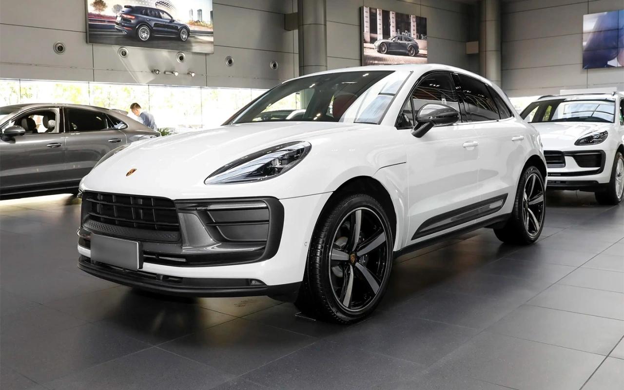 Продажи Porsche обвалились почти на всех рынках В чем причина Немецкий автопроизводитель отчитался о снижении продаж на 10 в 2025 году по сравнению с 2024 м В прошлом году компания поставила 279 449 автомобилей по сравнению с 310 718 шт в 2024 году сообщил Reuters Особенно существенно продажи Porsche упали в Китае падение составило 26 Как отмечает Reuters причиной тому стали сложные рыночные условия в сегменте роскошных автомобилей а также острая конкуренция со стороны китайских автопроизводителей Продажи упали также в Германии на 16 и в остальной Европе на 13 Компания объяснила их снижение перебоями в поставках моделей 718 и Macan с двигателями внутреннего сгорания из за требований ЕС по кибербезопасности Однако Porsche удалось опередить немецких конкурентов Mercedes Benz и Audi на североамериканском рынке Там продажи остались на уровне 2024 года в то время как у Mercedes и Audi просели на 12 По данным Porsche 22 2 мировых поставок в 2025 году составили полностью электрические модели а 12 1 подключаемые гибриды