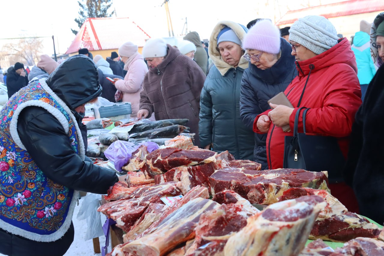 Приобрести мясо колбасы и деликатесы орехи восточные сладости ягоды мёд муку и различную рыбу жители и гости Голышмановского округа смогут на сельскохозяйственной ярмарке 20 декабря Торговля начнётся в 10 00 ярмарочные ряды расположатся на территории бывшего Райпромкомбината по адресу улица Советская 58 Свою продукцию представят сельхозтоваропроизводители нашего округа и соседних территорий Кроме натуральных продуктов к праздничному столу продавцы предложат отруби для животных и гранулированный корм для птицы тёплые унты для взрослых и детей вязаные игрушки сувениры новогоднюю подарочную продукцию архангельские пряники козули и банные веники Как всегда на зимней ярмарке можно будет выбрать молодую сосну для новогоднего украшения дома архив 2024 год