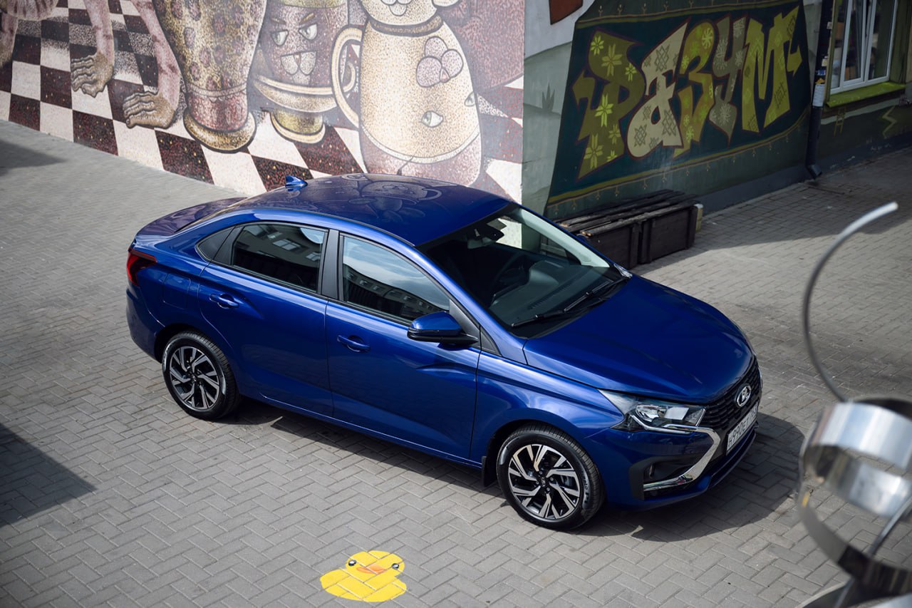 Lada Iskra станет мощнее без турбонаддува  Даже самая мощная Lada Iskra отличается довольно флегматичным характером: со 106-сильным мотором и шестиступенчатой «механикой» седан едва выезжает из тринадцати секунд при разгоне до «сотни»! Наверное, с агрегатом 1.8 динамика была бы более впечатляющей... Но по необъявленным причинам АвтоВАЗ решил не ставить этот шестнадцатиклапанник под капот машин из нового семейства.  Конечно, современному автомобилю, коим безусловно является свежая разработка тольяттинских инженеров, нужен современный мотор. И желательно турбированный... Ведь наддувные двигатели, как показывает опыт «поднебесного» автопрома, сейчас вполне надёжны, ресурсны и недороги. Но АвтоВАЗ придерживается консервативного подхода.