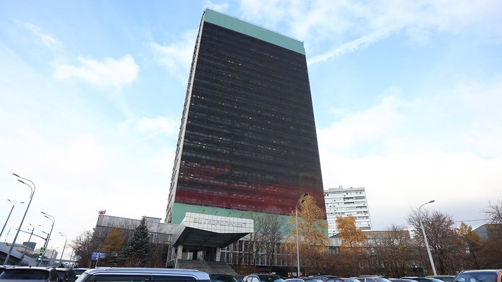 РусГидро выкупает у Россетей здание Гидропроекта на Соколе в Москве за 2 7 млрд рублей Входящая в группу РусГидро компания Сервиснедвижимость РусГидро выкупает у Россетей здание НИИ Гидропроект рядом со ст м Сокол в Москве Об этом Ведомостям рассказал источник близкий к одной из сторон планируемой сделки По его словам именно эта фирма подала единственную заявку на участие в торгах по продаже комплекса Он также называет данную сделку логичной так как институт входит в РусГидро Представитель РусГидро информацию о приобретении здания Гидропроекта подтвердил Высотка на Волоколамском шоссе была построена в 1968 г для Института проектирования гидротехнических сооружений им С Я Жука Структуры РусГидро заплатят за административные площади на 34 000 кв м и складское помещение на 570 кв м в 27 этажном здании 2 7 млрд рублей С учетом состояния этого объекта такая цена является рыночной считают опрошенные Ведомостями эксперты При определенных обстоятельствах он мог бы стоить даже на 20 дороже добавляют они Представитель РусГидро уточняет что у группы нет планов по перестройке или реконструкции этой высотки Там исторически размещается Гидропроект в котором были разработаны проекты практически всех крупнейших ГЭС России По этой причине группа продолжит использовать его для размещения персонала института и других научно проектных организаций компании Он также напоминает что сама РусГидро еще летом завершила переезд своих сотрудников в Красноярск рабочих мест в Москве у нее нет