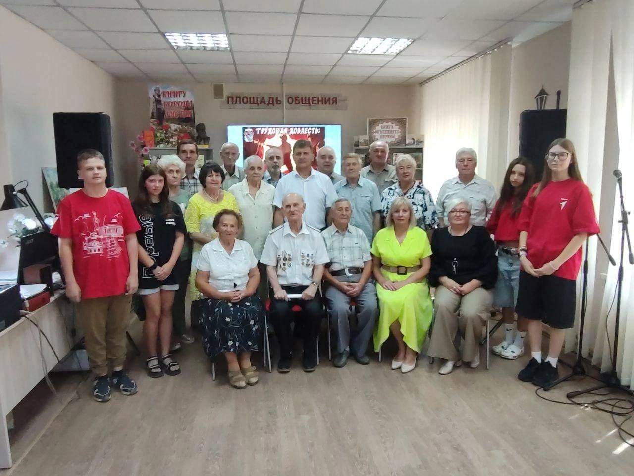 В рамках празднования 90 летия со дня начала стахановского движения провели экскурс Трудовые подвиги наших земляков В эти дни в стране отмечают 90 летие стахановского движения В 1935 году шахтер Алексей Стаханов работая в забое в 14 раз превысил норму добычи за смену Имя рекордсмена стало нарицательным а движение его последователей массовым 29 августа в модельной библиотеке БИБЛИОПРОСПЕКТ города Алчевска прошел исторический экскурс Трудовые подвиги наших земляков посвященный этой знаменательной дате В мероприятии приняли участие председатель Совета городского округа муниципальное образование городской округ города Алчевск Роман Лысенко представители Администрации городского округа председатель совета общественной организации Алчевская городская организация ветеранов Елена Рогова ветераны труда активная молодежь города Елена Рогова от имени Главы городского округа город Алчевск Светланы Петровны Гребеньковой поздравила собравшихся с 90 летием стахановского движения и вручила Благодарственные письма ветеранам труда Участники мероприятия вспомнили трудовой подвиг нашего земляка Алексея Стаханова имена стахановцев героев первых пятилеток Особое место было уделено алчевским металлургам стахановцам Праздничное настроение в зале создавали солисты культурно досугового центра города Алчевска Валерий Клименко Елена Симоненко и вокальная студия Империал