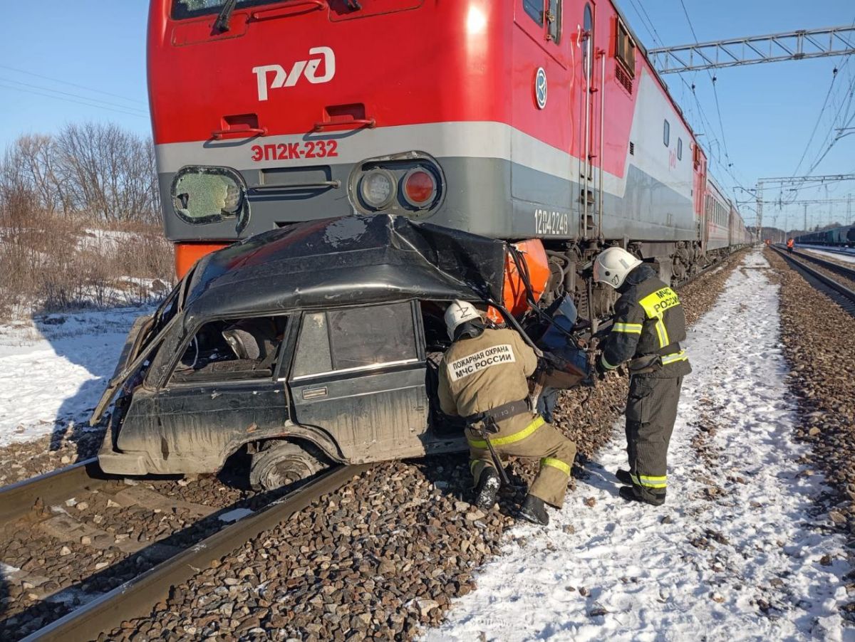 В Орловской области возобновили движение поездов на Москву     В 11.16 было возобновлено движение поездов в сторону Москвы. Напомним, утром в результате смертельного ДТП на переезде станции «Отрада» погибли два человека. Это случилось из-за столкновения ехавшего на красный автомобиля ВАЗ с пассажирским поездом.  ↗  Прислать новость   Подписаться