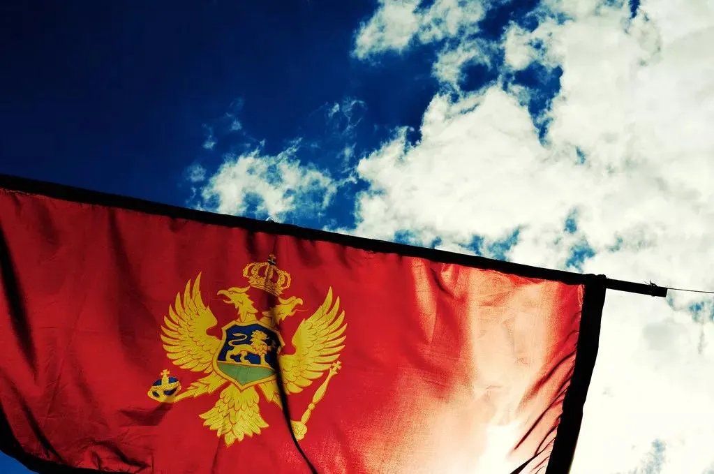 Черногория может отложить введение виз для россиян сообщают Известия Власти страны пока не приняли окончательного решения по визовому режиму с РФ и не называют конкретных сроков Введение виз обсуждается в рамках интеграции в ЕС но процесс может затянуться Эксперты считают что Подгорица не спешит с решением из за зависимости от российских туристов В 2025 году они составили более 16 всех гостей страны а туризм дает около четверти экономики Дополнительный фактор возможный перенос сроков вступления Черногории в ЕС с 2028 на 2030 год Это также снижает давление на срочное введение виз При этом безвиз с Сербией по мнению аналитиков сохранится дольше так как Белград менее активно продвигается к вступлению в ЕС tipical vizovik