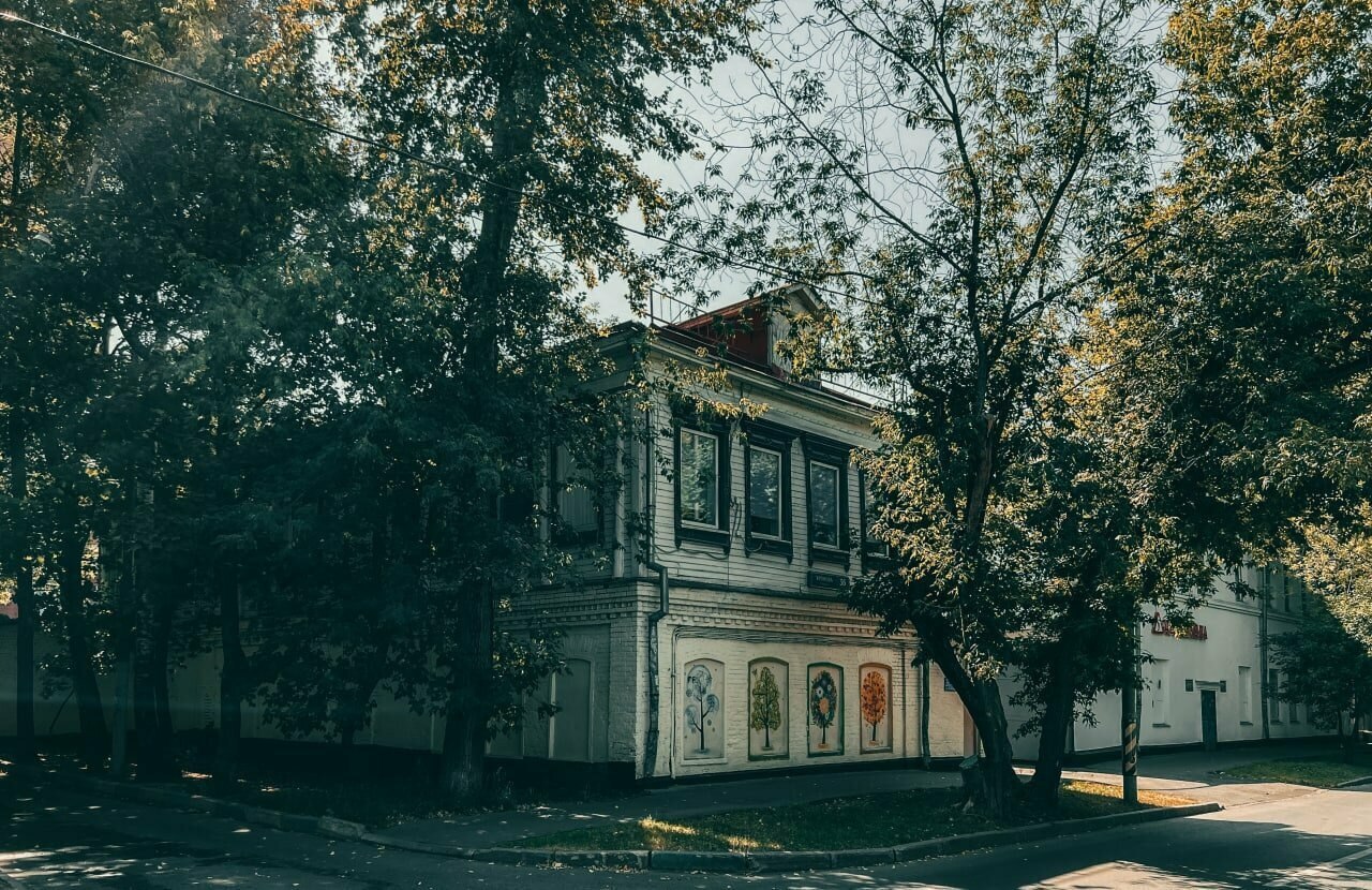 На месте исторической фабрики в Преображенском районе хотят построить жилой дом. Сегодня здания текстильной фабрика Соловьева на улице Хромова являются одними из немногих сохранившихся двухэтажных кирпично-деревянных домов. Завод был построен в 1905 году, а на его предприятии работало около 970 человек. Теперь вместо него возведут новый жилой дом комфорт-класса, сообщает телеграм-канал «Стройки – и точка». У фабрики нет охранного статуса, так что ничто не помешает её снести. Помимо этого, есть большая вероятность того, что новый дом построят для продажи, а не для переселения. Фото: Vlado / отзывы Яндекс карт Прислать новость