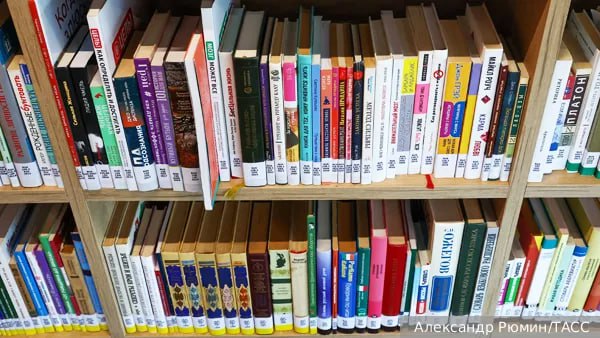 На Украине могут запретить российскую и русскоязычную литературу сообщила министр культуры Татьяна Бережная По ее словам после того как соответствующая петиция набрала в прошлом году необходимое число голосов Госкомтелерадио уже готовит проект соответствующего постановления который может включать подобные ограничительные меры По словам чиновницы правительство рассмотрело петицию с призывом к полному запрету печати и распространения книг на русском языке В ответ власти активизировали работу по созданию юридических механизмов с четкой процедурой реализации   Telegram MAX Читать эксклюзив