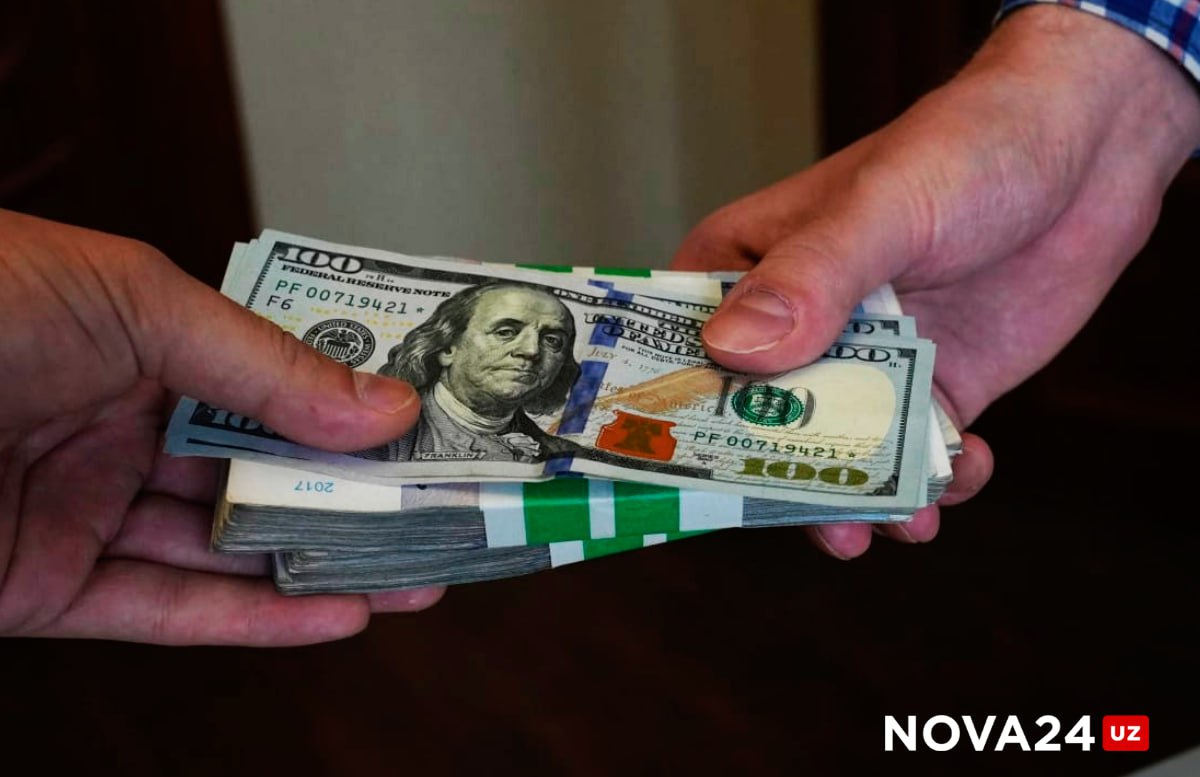 В Ташкенте задержан бывший сотрудник налоговых органов потребовавший от производителя лакокрасочной продукции 35 тыс долларов за помощь в решении налоговых вопросов через старшего инспектора Налогового комитета мужчину поймали при получении 20 ты долларов возбуждено уголовное дело началось расследование