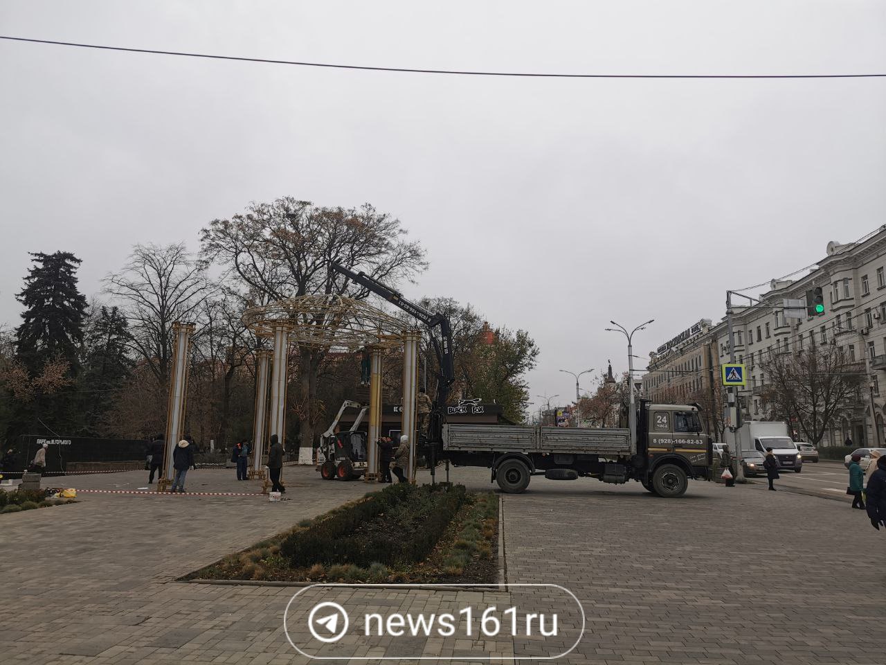 В парке Горького начали монтировать новогодние украшения. Праздник потихоньку приходит в Ростов, хотя по уличной палитре так и не скажешь.   Фото: Евгений Вдовин / 161.RU