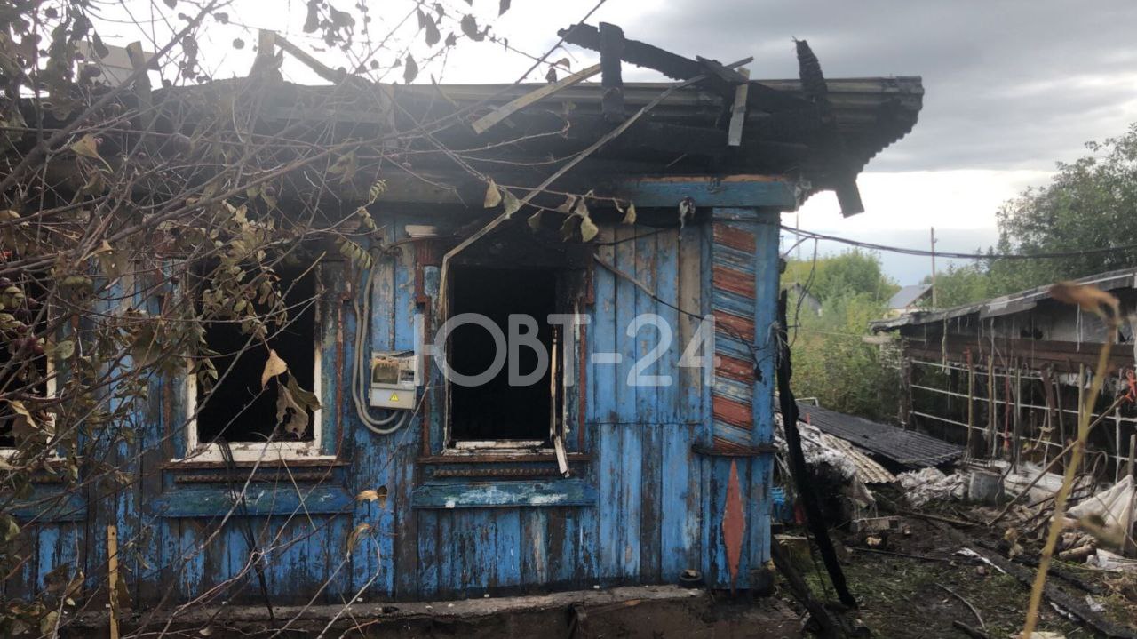 Пожар в частном доме в Альметьевске унес жизнь пожилой женщины В ночь на 29 августа в Альметьевске в микрорайоне Урсала случился пожар в частном доме на улице Первомайская Огонь начался в спальной комнате и полностью уничтожил дом площадью 88 квадратных метров При тушении пожара пожарные обнаружили тело женщины 1933 года рождения По предварительным данным причиной пожара стало нарушение правил монтажа электрооборудования