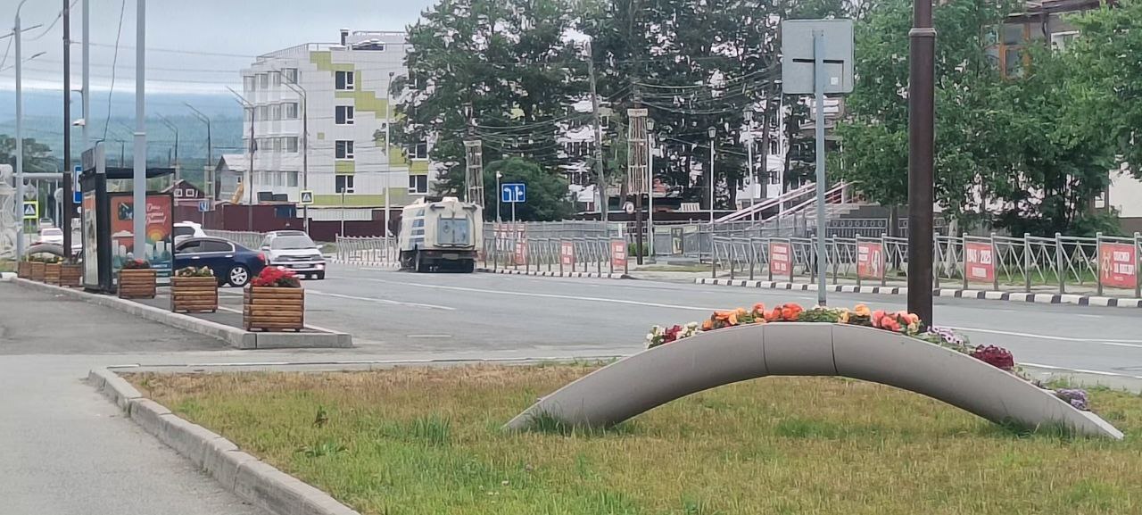 Коммунальные службы продолжают механизированную уборку населенных пунктов Долинского района. Сегодня специализированная техника задействована в Долинске на очистке пешеходных зон и тротуаров, уборке центральных улиц. Работы направлены на поддержание чистоты и опрятного вида общественных пространств. После завершения мероприятий в городе механизированная уборка будет поэтапно продолжена и в других населенных пунктах района. В восточной части с. Сокол гарнизон специалисты управления городским хозяйством провели мероприятие по озеленению и высадили около ста саженцев однолетних цветов.