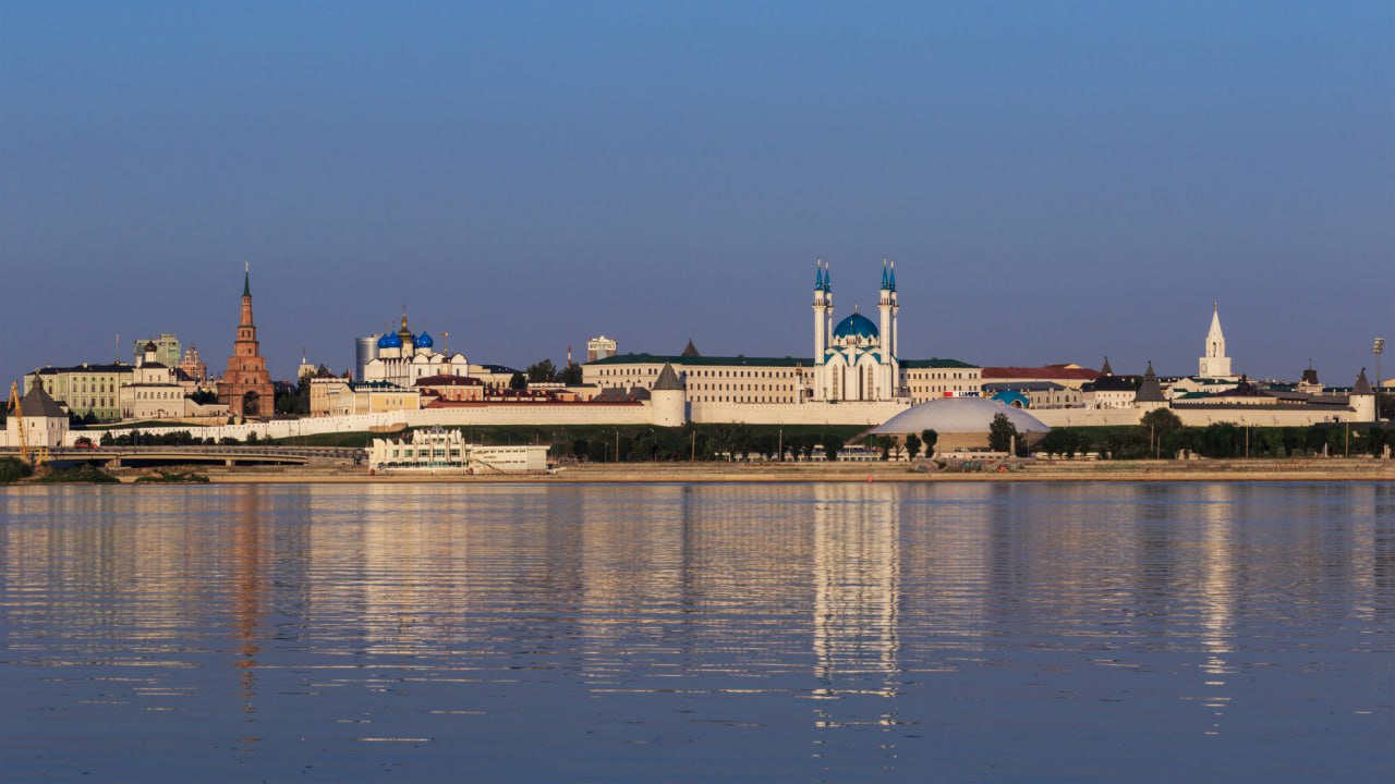 Росморречфлот и Татарстан договорились развивать новые перегрузочные комплексы на базе речных портов региона Росморречфлот и Республика Татарстан продолжат взаимодействие по развитию в регионе перегрузочных комплексов «мультимодальных логистических центров» на базе речных портов, а также определят необходимость создания портовой и припортовой инфраструктуры. Соответствующее соглашение на полях Петербургского международного экономического форума подписали руководитель Росморречфлота Андрей Тарасенко и Раис Республики Татарстан Рустам Минниханов. Развитие мультимодальных логистических центров в Республике Татарстан позволит укрепить потенциал грузовых перевозок всеми видами транспорта, в том числе по международным транспортным коридорам «Север – Юг» и «Запад – Восток», а также повысить объёмы экспортно-импортных грузов для всех регионов Поволжья, – подчеркнул Андрей Тарасенко. Напомним, в 2024 году Росморречфлот начал работу по созданию транспортно-перегрузочных комплексов на базе речных портов для интеграции водного и наземного видов транспорта. Создание таких комплексов позволит увеличить объём перевалки и дальнейшей перевозки грузов по водным и другим путям. Подписаться на «Медиапалубу»