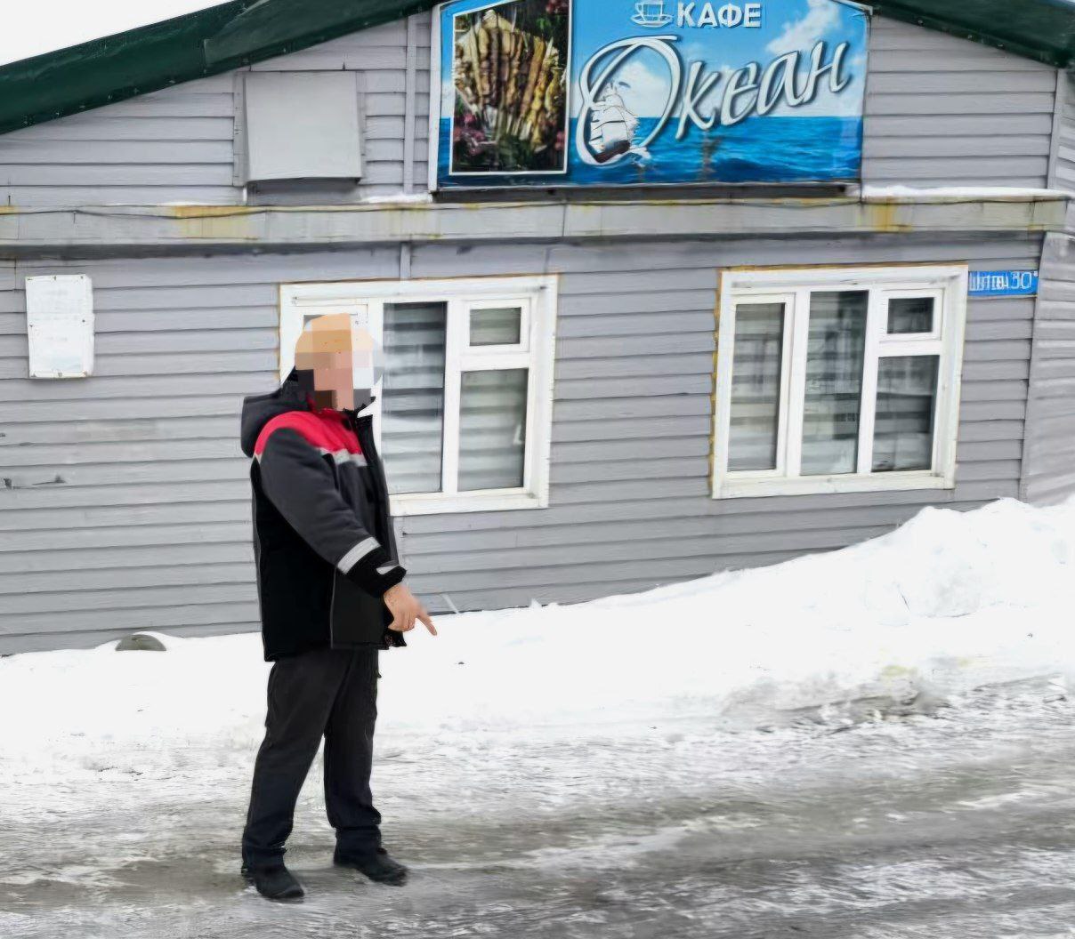 Рабочий на Курилах пойдет под суд за избиение двух мужчин Прокуратура Северо Курильского района направила в суд уголовное дело в отношении 34 летнего приезжего строителя Мужчину обвиняют в умышленном причинении тяжкого вреда здоровью опасного для жизни человека По версии следствия в ночь на 23 августа 2025 года в Северо Курильске возле кафе бара Океан между обвиняемым и двумя незнакомцами возник конфликт на почве личной неприязни Мужчина нанес потерпевшим более 13 ударов кулаками и ногами по лицу голове и туловищу причинив одному из них тяжкие телесные повреждения Расследование завершено собранные доказательства признаны для суда достаточными Обвиняемому грозит до восьми лет лишения свободы сообщили в Prokuratura Sakhalin   Подписаться на нас Telegram I MAX Прислать нам новость Sakhonlinebot