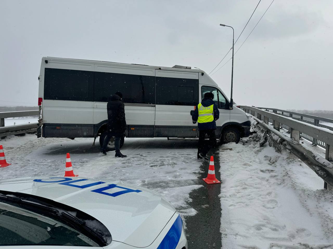 В Госавтоинспекции Алтайского края рассказали подробности ДТП на Старом мосту  Авария произошла в 10:50 по адресу Берег Оби, 14 . Столкнулись автобус "Ивеко" под управлением мужчины 1969 года рождения, который в момент ДТП был без пассажиров, и автомобиль "Шкода Рапид", которым управлял мужчина 1990 года рождения.   Водитель "Шкоды Рапид" получил телесные повреждения и доставлен в больницу для дальнейшей госпитализации.   "Движение транспортных средств на данном участке ограничено полностью, во избежание заторных ситуаций просьба к водителям заранее выбирать пути объезда", — отметили в ведомстве.  Фото: Госавтоинспекция Алтайская края