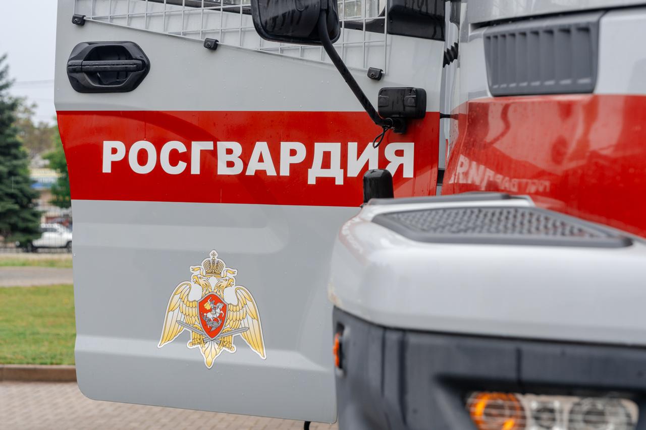 Экс-офицер Росгвардии и его сообщники обвиняются в незаконной регистрации мигрантов  В Краснодаре бывший офицер Росгвардии Владимир Скобелев и его подельники организовали схему фиктивной регистрации мигрантов и россиян. С 2020 по 2022 год они нелегально оформили сотни людей, в основном приезжих из СНГ и других регионов. Среди подозреваемых — военные и сотрудницы МВД, которые помогали за деньги ставить отметки о регистрации.  Услуга стоила 20 тысяч рублей за первый год и столько же за продление. Клиенты обращались за такой «пропиской», чтобы устроиться на работу, получить кредит или отдать детей в школу. Уже более ста участников схемы признали вину и приговорены судом к выплате штрафов по 20 тыс. рублей каждому.   Расследование провели военная прокуратура и ФСБ.     Отправить новость   Подписаться