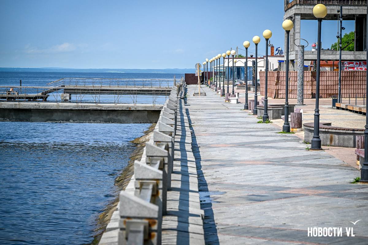 Во Владивостоке перекрытую часть Набережной откроют к 20 августа — на ремонт потратят более 52 млн На закрытой для посещения части набережной от старого океанариума до спорткомплекса «Олимпиец» наконец-то появился паспорт объекта. Судя по этому документу, сдать обновлённое общественное пространство должны до 20 августа, то есть примерно тогда же, когда и Национальный центр «Россия», ради которого всё, собственно, и затевалось. Сейчас на площадке кипит работа. Закрыли эту часть набережной в середине мая, но не полностью. Забором огорожен участок от скейт-парка до «нулевого километра», или почти до середины спорткомплекса «Олимпиец». Для проезда в обе стороны осталась одна полоса, формально перекрытая, но на деле запаркованная транспортом. Для пешеходов остался тротуар вдоль спорткомплекса, до которого ещё нужно добраться. Админу