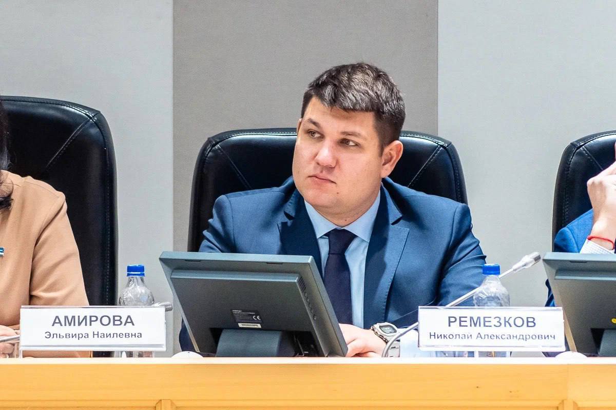 Сын депутата Госдумы Ремезкова выдвинется на выборы в тюменскую облдуму В 2026 году Ремезков младший рассчитывает получить мандат который сейчас принадлежит справедливороссу Чепику рассказали ПиГ сразу несколько источников Чепик по утверждениям инсайдеров переедет из Тюмени в Сочи Сын миллиардера Александра Ремезкова Николай начал политическую карьеру в 2023 году когда избрался в гордуму Тюмени от СР Комментируя свой возможный выход на областной уровень Николай отметил что в партии еще не принято официальное решение по кандидатам Главный политический канал Урала Мы в МАХ