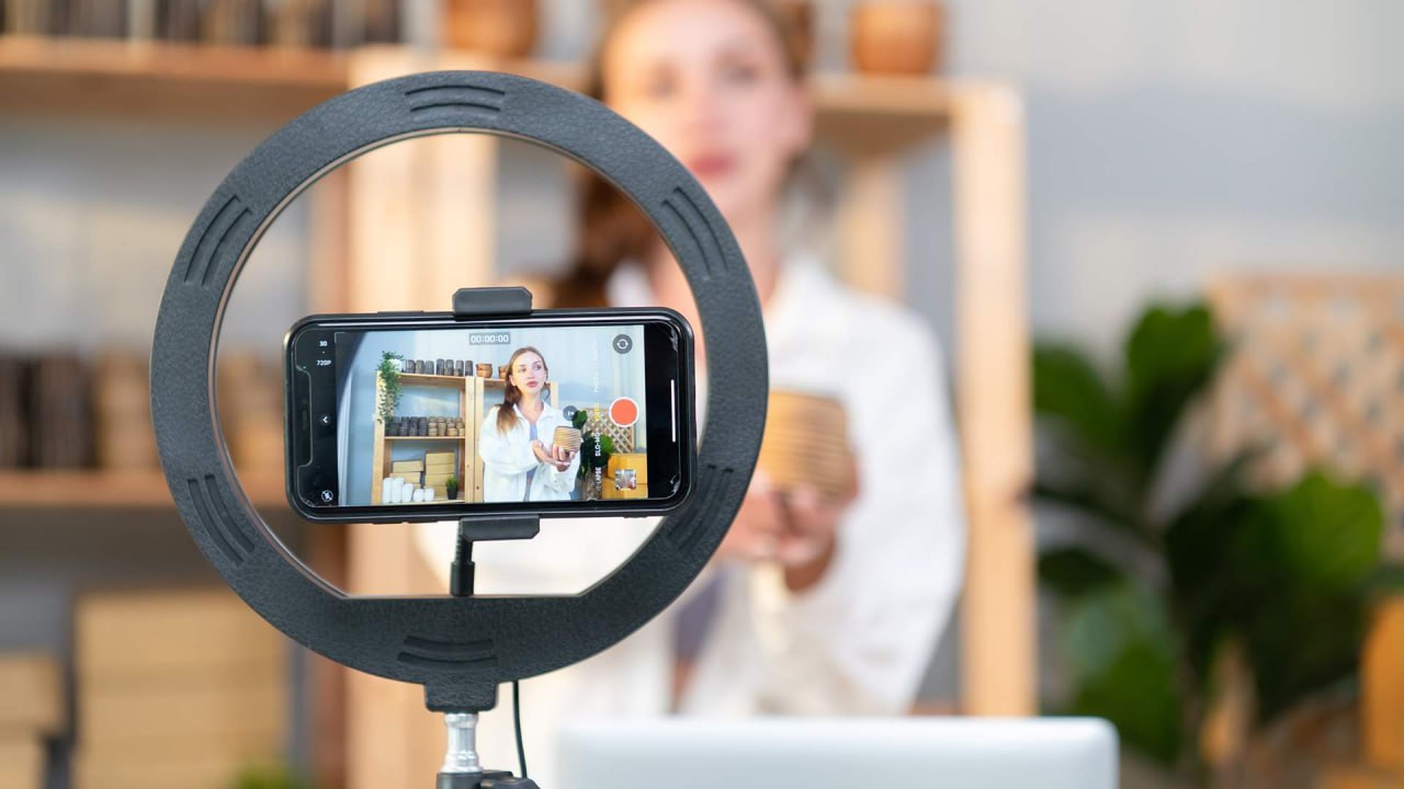 Штрафы за рекламу в запрещенных соцсетях увеличат до миллиона Сейчас наказание за ее размещение в Instagram и Facebook от 2 тыс до 500 тыс рублей Авторы законопроекта считают что текущие суммы штрафов незначительны поэтому не останавливают россиян от нарушения Если инициативу одобрят суммы будут такими от 50 тыс до 1 млн рублей Участники рынка опасаются что ужесточение регулирования не приведет к желаемому эффекту а лишь усложнит работу блогерам Вместо того чтобы запугивать их нужно создавать условия при которых рекламодателям будет выгодно работать внутри страны заявила секретарь Союза журналистов России Юлия Загитова принадлежат компании Meta деятельность которой признана экстремистской и запрещена Фото Global Look Press