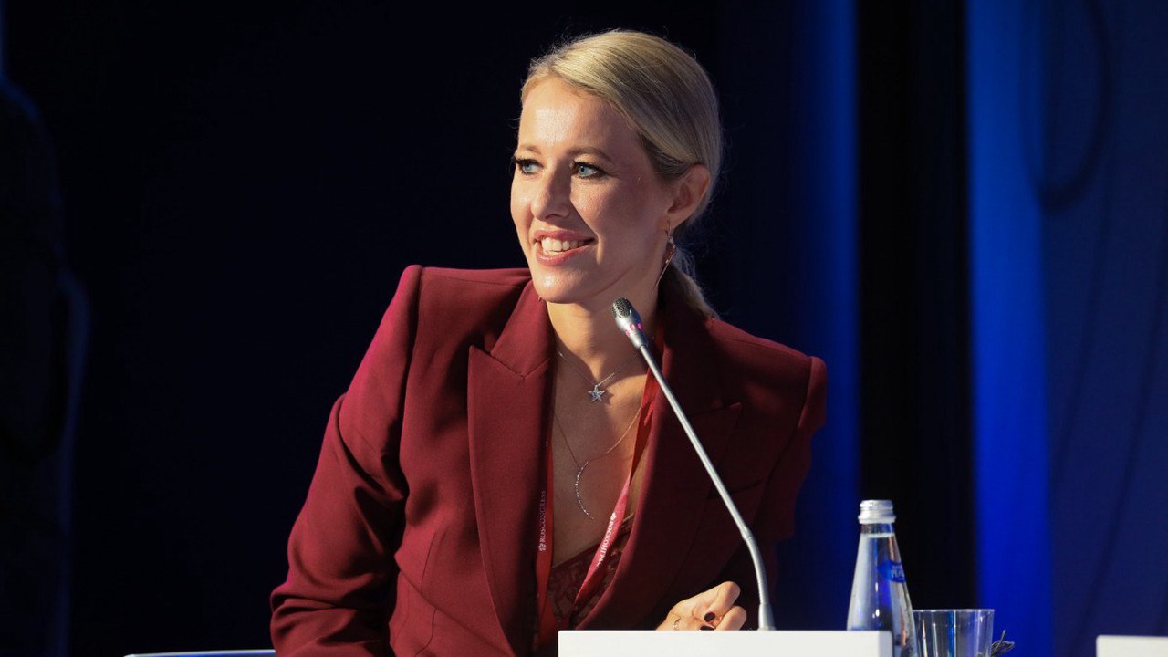 Собчак Гузееву и Милявскую просят проверить из за мошенника Они рекламировали в соцсетях блогера застройщика Сергея Домогацкого как своего давнего друга Последний обещал построить дома в России и Индонезии но по факту ничего не сделал из за этого многие потеряли деньги сообщил адвокат Александр Зорин Обращение направлено в Генпрокуратуру от действий Домогацкого пострадали 75 человек   Подпишитесь на Абзац TG VK Дзен MAX Rutube