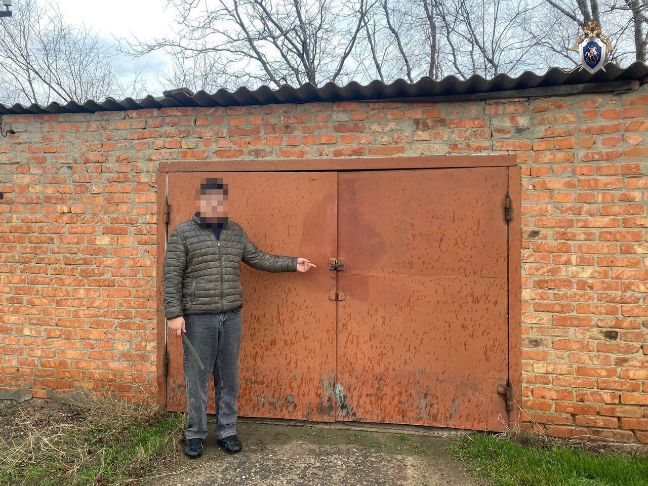 Прокуратура Городовиковского района поддержала обвинение против 17-летнего местного жителя, признанного виновным в незаконном приобретении и хранении наркотических средств.   10 октября 2024 года он собрал 270 гр. каннабиса и хранил их у себя дома. Также 22 октября обвиняемый незаконно проник в гараж и похитил имущества на сумму около 48 тыс. рублей, но это дело было прекращено за примирением сторон.  Суд назначил ему условное наказание: 1 год и 6 месяцев лишения свободы с испытательным сроком 1 год. В результате проверки несовершеннолетний был поставлен на учет в органы профилактики, а его законный представитель привлечен к административной ответственности.