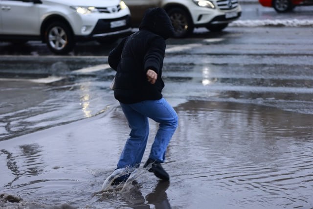 Погода в Казани побила температурный рекорд  Вчера днем столбики термометров в столице Татарстана поднимались до +3,6 градуса.      Последний раз 29 января было так тепло в 2002 году — тогда воздух прогрелся до +1,7 градуса.    Подписаться на «Вечерку»