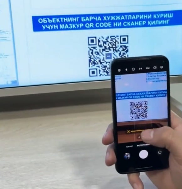 Установлен порядок размещения QR кодных паспортов на строительных объектах Положение О порядке установки QR кодного матричного штрихкода паспорта на строительных объектах зарегистрировано в Министерстве юстиции регистрационный номер 3672 26 08 2025 Данное Положение устанавливает порядок размещения QR кодного матричного штрихкода паспорта на строительных объектах QR кодный паспорт обязателен к установке заказчиком на входе в объект или в другом месте хорошо видимом для всех в день регистрации строительного объекта в территориальных инспекциях С момента регистрации объекта в территориальных инспекциях и до его ввода в эксплуатацию QR кодный паспорт должен находиться на объекте в действующем состоянии QR кодный паспорт должен быть изготовлен из материала устойчивого к влаге и внешним воздействиям иметь общие размеры 2400 1200 мм и устанавливаться на высоте не менее 1 метра от поверхности земли После регистрации объекта в территориальной инспекции QR код автоматически формируется для страницы с первичной информацией о объекте в информационной системе Прозрачное строительство Telegram Facebook Instagram LinkedIn