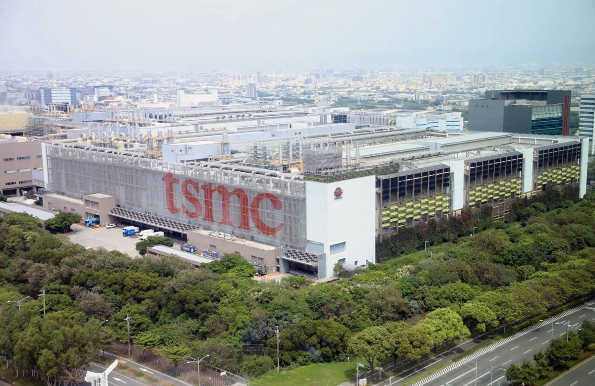 TSMC планирует отказаться от китайского оборудования при производстве своих передовых 2 нм чипов выяснило Nikkei Производитель опасается возможных ограничений американских властей для компаний которые получали господдержку В конце 2024 года Минторг США выделил TSMC субсидии в размере 6 6 млрд на запуск производства полупроводников в стране vc ru money 2178873