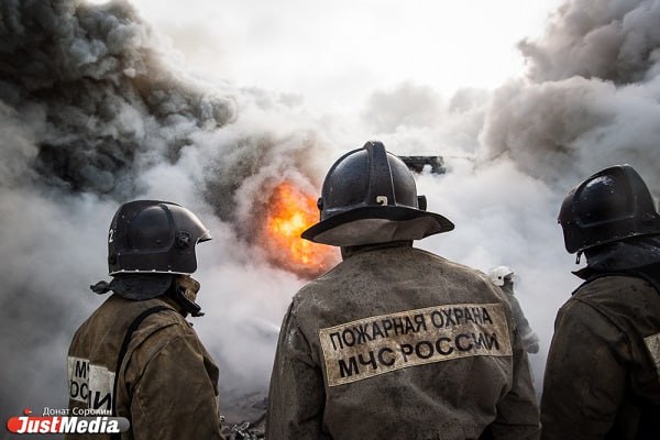Жительница Невьянска, отсудила у энергетиков за сгоревшие дом и баню, более 13 млн рублей. Пожар произошел из-за короткого замыкания. По данным объединенной пресс-службы судов Свердловской области, возгорание произошло в марте 2023 года. Как установила экспертиза, скачки напряжения в электросети, питающей жилой дом, вывели из строя стабилизатор напряжения, и он загорелся. Вины собственников жилого дома, которых в это время не было в жилище, в коротком замыкании нет.