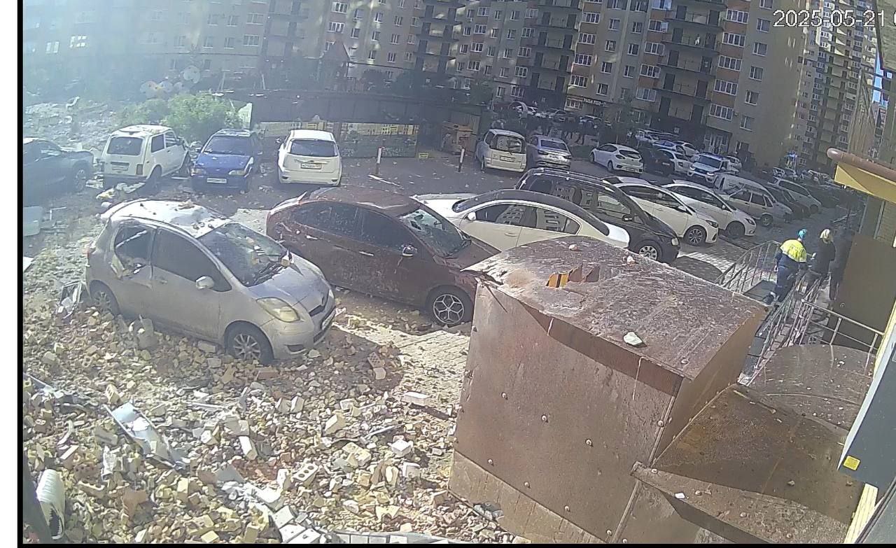 Хлопки слышали жители юга Ставрополя Очевидцы сообщают о пожаре на верхнем этаже дома на Тухачевского. По улице Доваторцев промчались пожарные автомобили Фото от очевидцев Stavropol.Media Прислать новость