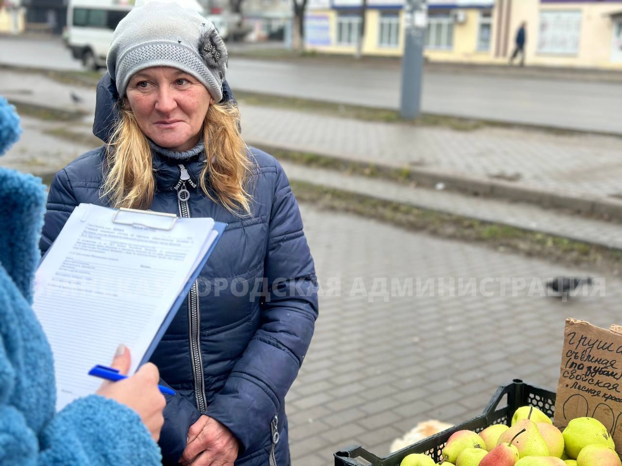 В Бежице наказали уличных торговцев    В Бежице сотрудниками районной администрации проведены рейды для пресечения несанкционированной торговли. Тех, кто занимался бизнесом, при этом нарушая закон, нашли на улицах Почтовая, Литейная и Молодой Гвардии. На всех коммерсантов составлены протоколы по статье «Торговля в неустановленных местах».    Их рассмотрят административной комиссией, вынесут штрафы. В случае неуплаты, уличными бизнесменами займутся судебные приставы, которые накажут уклонистов административным арестом до пятнадцати суток, либо отправят на обязательные работы на срок до пятидесяти часов.