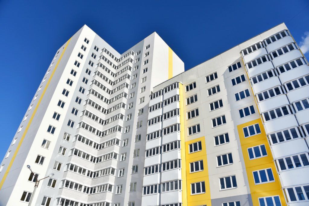 Ипотечные заемщики начали кидать банки На ипотечном рынке фиксируется всплеск злоупотреблений банкротством среди ипотечных заемщиков Об этом рассказал начальник управления принудительного взыскания и банкротства Сбербанка Евгений Акимов В чем суть В сентябре прошлого года начали действовать изменения в законодательстве которые защищают единственное ипотечное жилье должников Такое жилье при банкротстве можно вывести из конкурсной массы для этого достаточно заключить отдельное мировое соглашение с кредитором банком выдавшим ипотеку Ранее ипотечники всеми силами старались погасить жилищные кредиты т к понимали что в противном случае лишаться жилья Сейчас ситуацию изменилась и граждане начали уходить от долгов с помощью банкротства сохраняя при этом жилье В сложившейся ситуации банки винят раздолжнителей которые убеждают граждан избавиться от долгов сохранив при этом квартиру developers policy