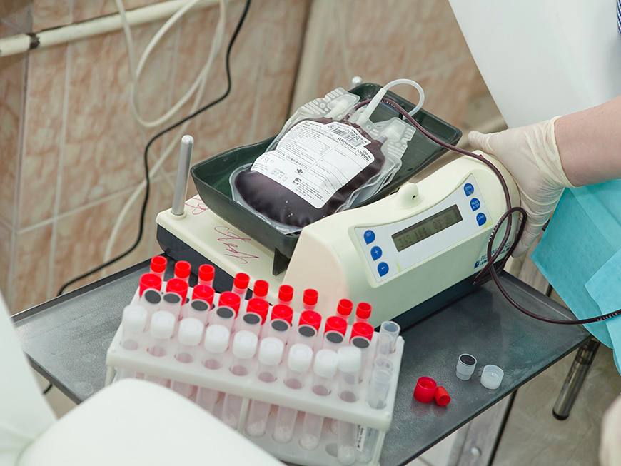 Более 150 жителей Казани приняли участие в осенней акции по сдаче крови В Республиканском центре крови прошла осенняя донорская акция в которой приняли участие более 150 неравнодушных жителей Казани В ходе мероприятия было собрано 70 литров крови Сдать кровь могли все совершеннолетние горожане с весом от 55 кг не имеющие медицинских противопоказаний По данным пресс службы Республиканского центра крови за 10 месяцев в Татарстане донором стали свыше 30 тысяч человек Ежедневно Центр крови посещают более 100 жителей республики Важно помнить что доноры нужны каждый день Узнать о правилах допуска к донорству и возможных противопоказаниях можно по ссылке Подписаться Сообщить новость   Вести Татарстан в MAX