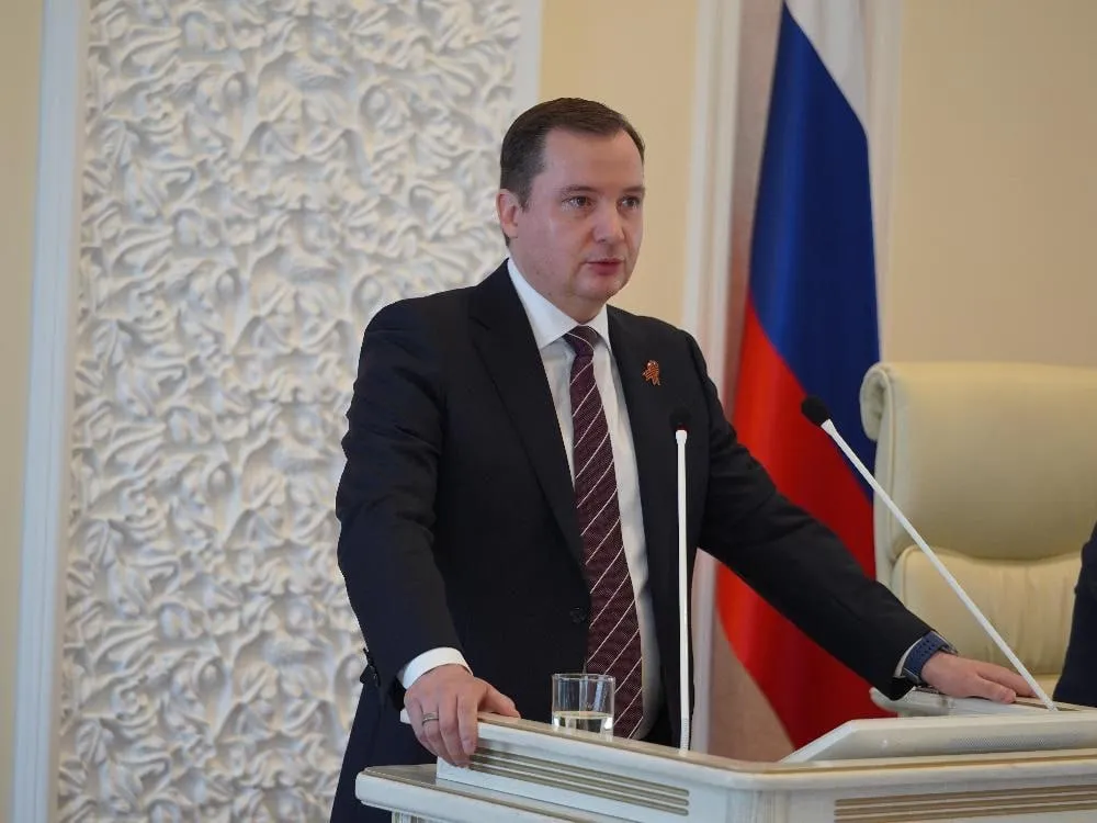 Цыбульский начал свой доклад Депутаты в Архангельске слушают расклад о деятельности правительства Глава региона выступает с ежегодным отчетом о результатах деятельности правительства Архангельской области в 2025 году в том числе по вопросам поставленными Архангельским областным Собранием депутатов Судя по всему доклад называется Финансовая устойчивость в условиях вызовов Архангельская область адаптирует бюджетную политику Губернатор уже сказал что несмотря на это в экономике региона сохраняются и позитивные тенденции Рост поступлений обеспечили налог на доходы физических лиц и неналоговые доходы а также сохраняется положительная динамика по линии малого и среднего бизнеса что свидетельствует о постепенной адаптации экономики к новым условиям Дополнительную устойчивость бюджету обеспечила федеральная поддержка Объем безвозмездных поступлений составил 43 6 млрд рублей увеличившись почти на 15 по сравнению с 2024 годом Существенную роль сыграли дополнительные дотации в размере 5 1 млрд рублей а также 2 млрд рублей направленные на реализацию проекта по созданию студенческого кампуса мирового уровня Арктическая звезда В структуре доходов доля собственных налоговых и неналоговых поступлений составила 68 Вместе с тем как отметил в ходе выступления в областном парламенте глава региона Александр Цыбульский правительством ведется системная работа по снижению долговой нагрузки Регион участвует в федеральной программе реструктуризации бюджетных кредитов в 2025 году было списано 5 1 млрд рублей а в период до 2029 года планируется списание еще 24 6 млрд рублей Дополнительно в целях поддержки муниципалитетов 12 территориям списана задолженность по бюджетным кредитам на сумму 307 млн рублей