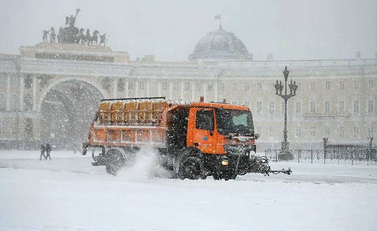Белорусская техника поможет Петербургу убирать дворы зимой На 15 заседании Совета делового сотрудничества между Санкт Петербургом и Беларусью подписан ряд документов направленных на развитие взаимодействия между регионами Одним из соглашений стало решение о поставке в Петербург новой уборочной машины разработанной белорусским предприятием